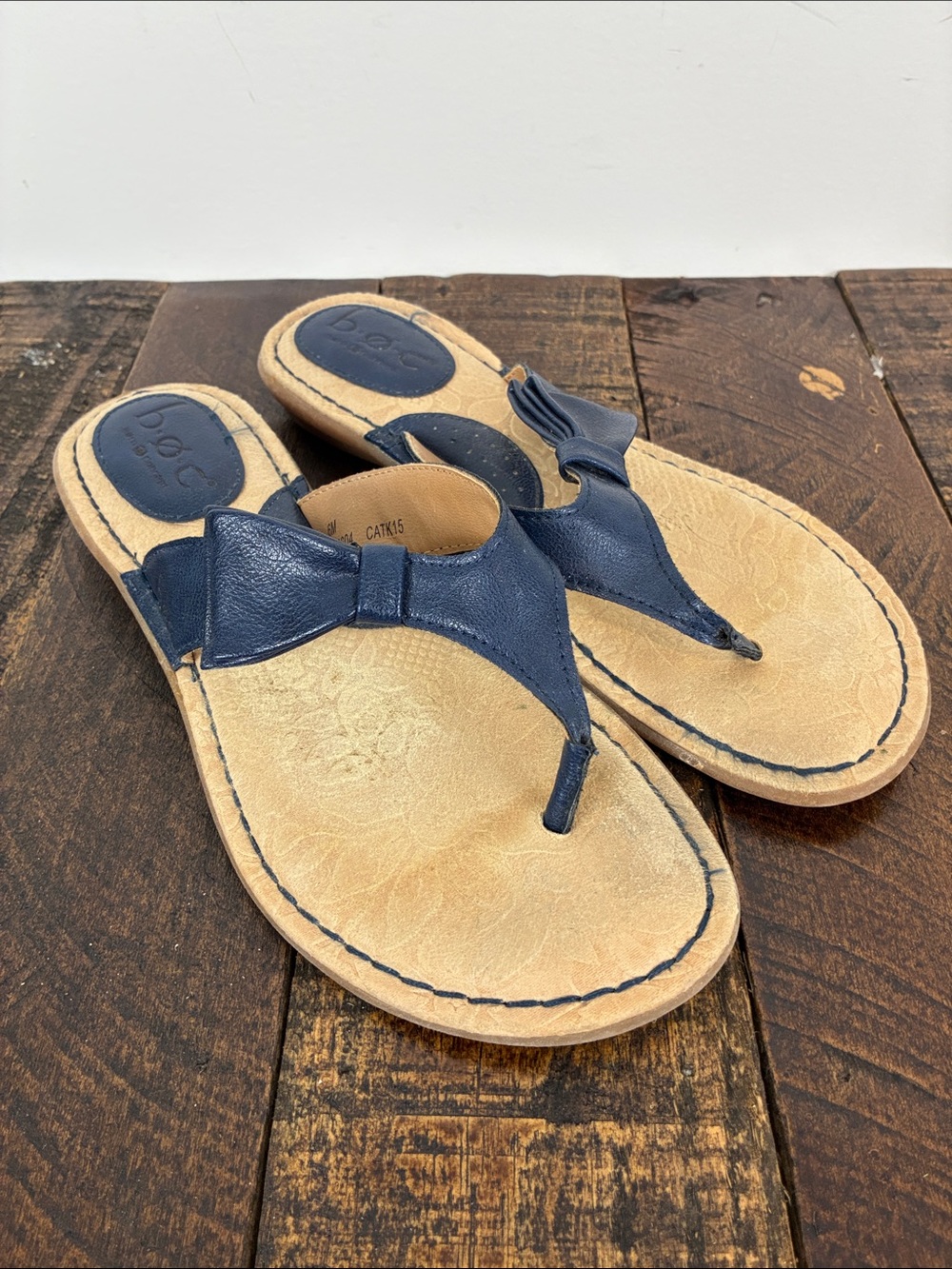 b.o.c. Navy Leather Bow Thong Sandals Women’s 6 Flat Summer Vacation Blue